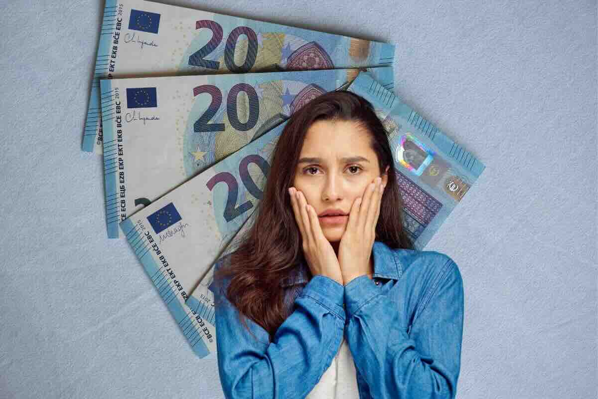 Banconote 20 euro, donna con mani sul viso