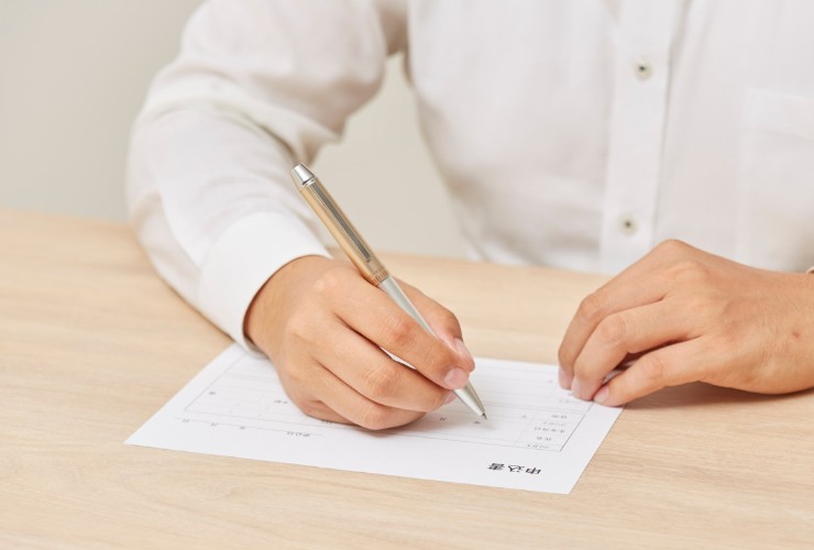 uomo che compila un documento