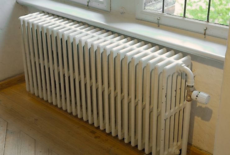 termosifone sotto la finestra