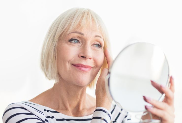 donna che si guarda allo specchio