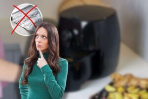 friggitrice ad aria, donna che pensa ed x rossa su carta alluminio