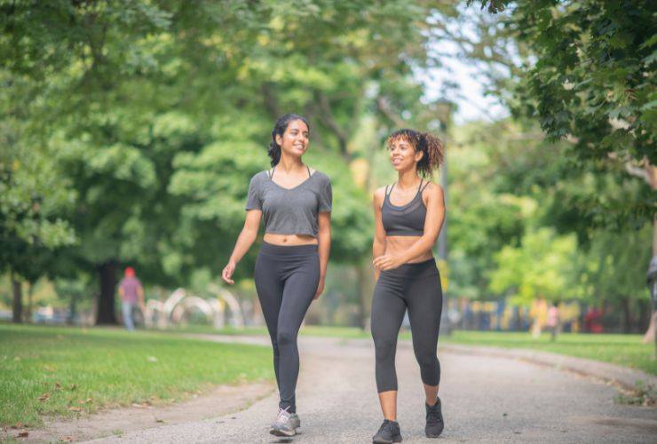 due persone che camminano