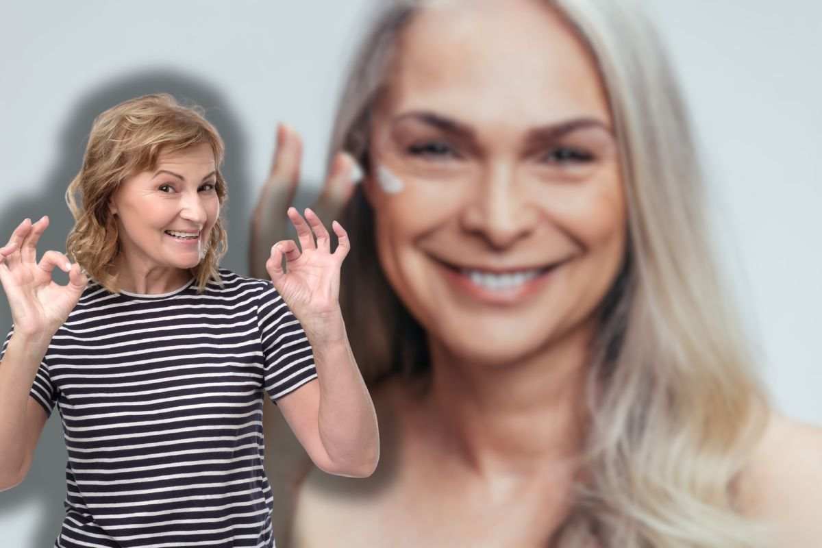 donna matura con crema in viso e un'altra sorridente che esulta