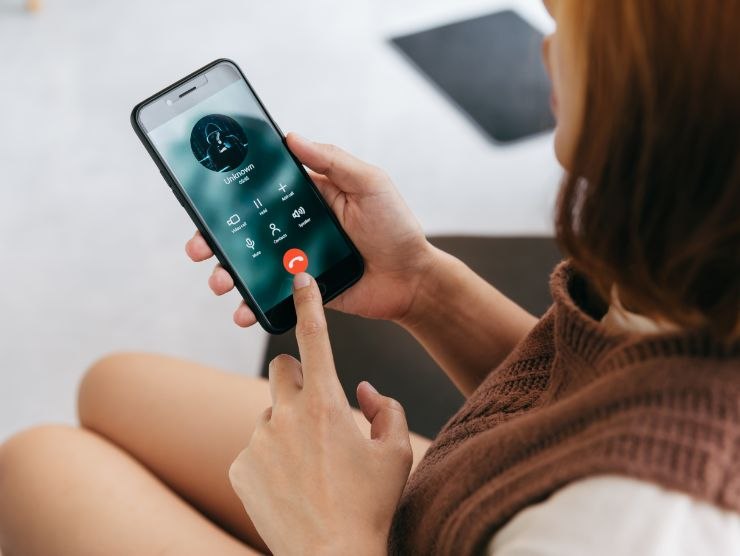 donna che rifiuta dal suo smartphone una telefonata anonima