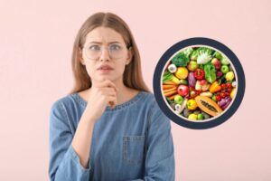 frutta e verdura e donna con un'espressione preoccupata