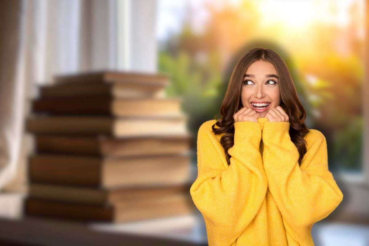 libri sul davanzale della finestra e donna sorpresa