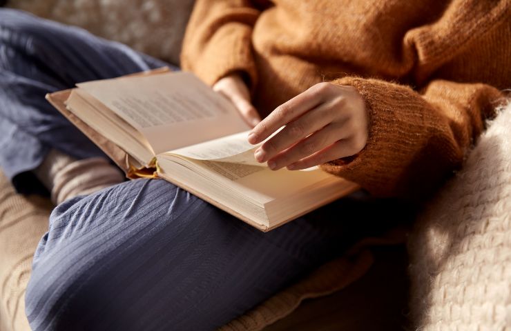 donna che legge libro 