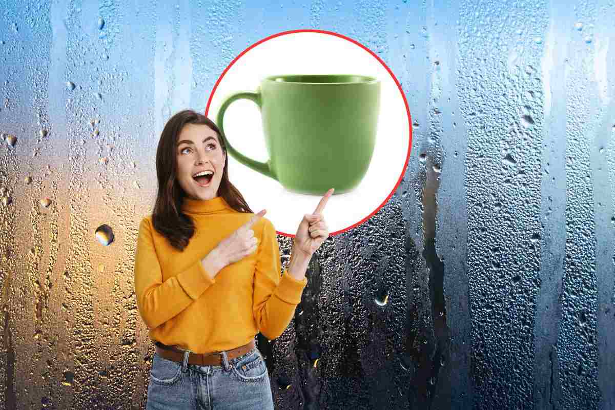 vetro appannato, donna stupita che indica una tazza