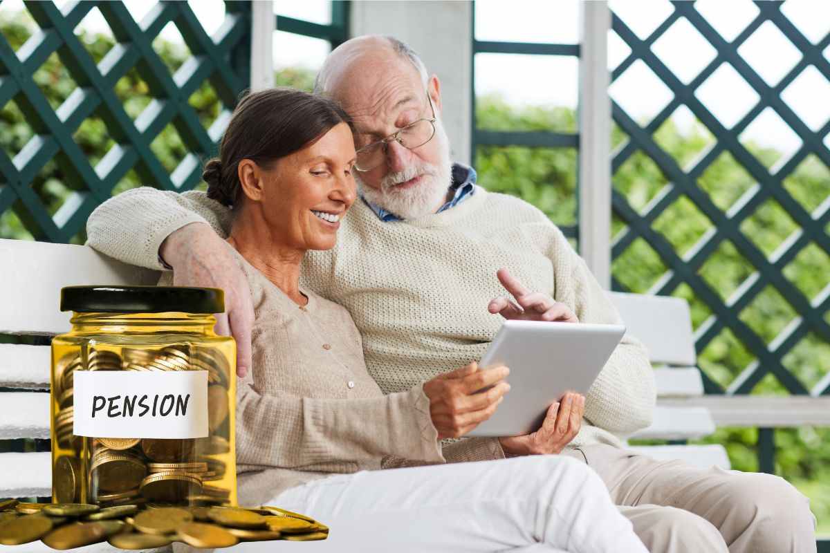 due persone anziane e un barattolino con i soldi