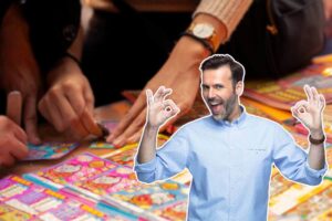 persona che gratta i biglietti e uomo che fa segno "ok" con le mani