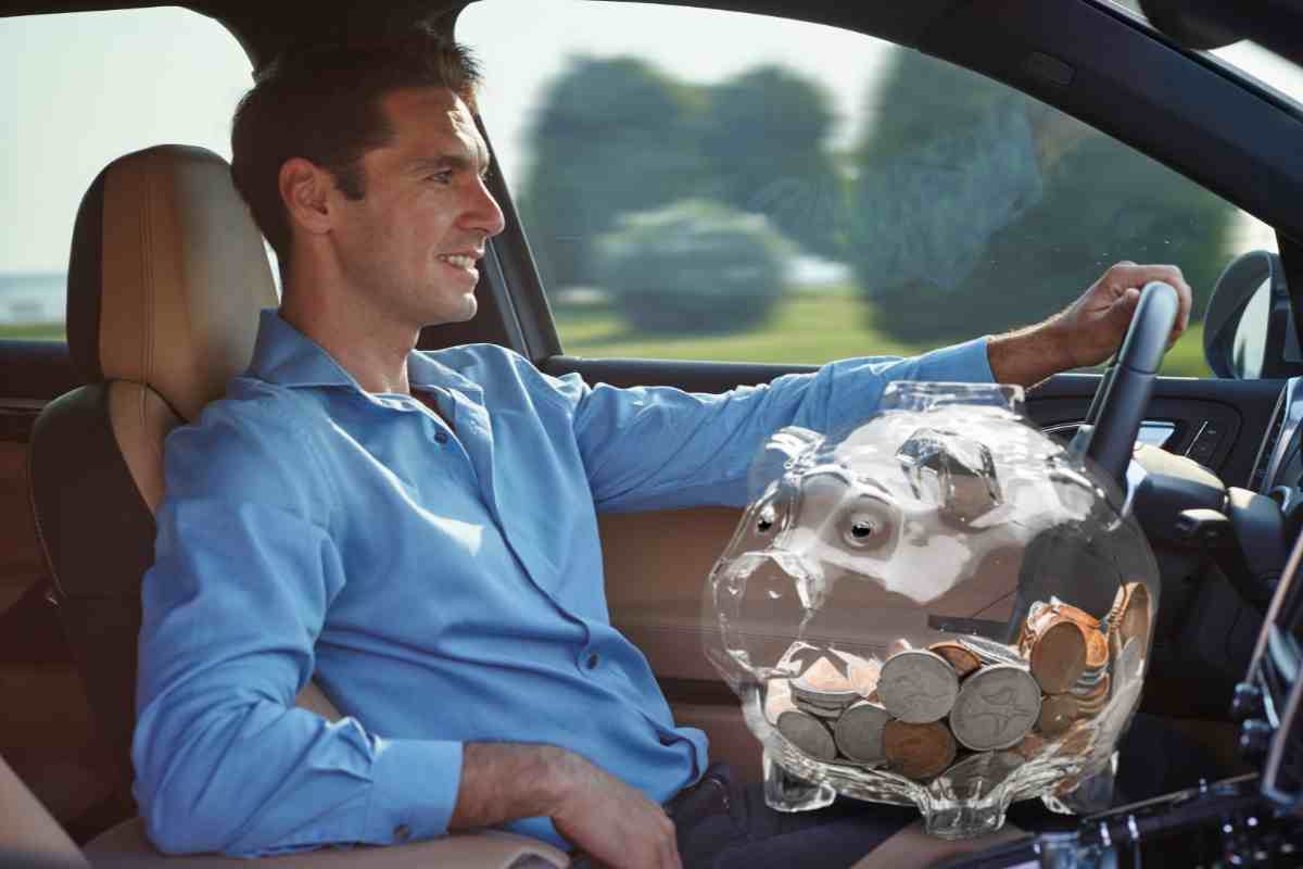 Guidatore e salvadanaio