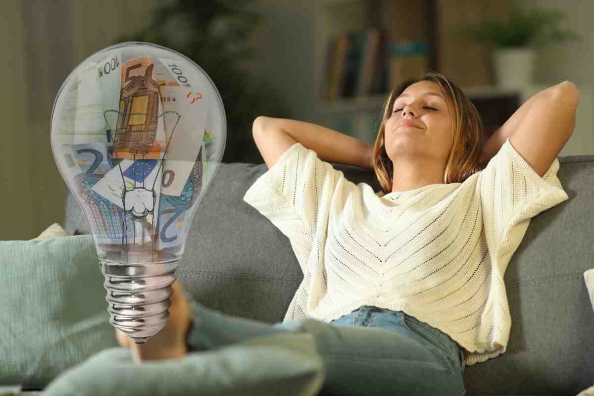 Donna rilassata sul divano