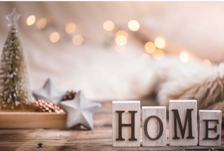casa con addobbi natalizi e la scritta home
