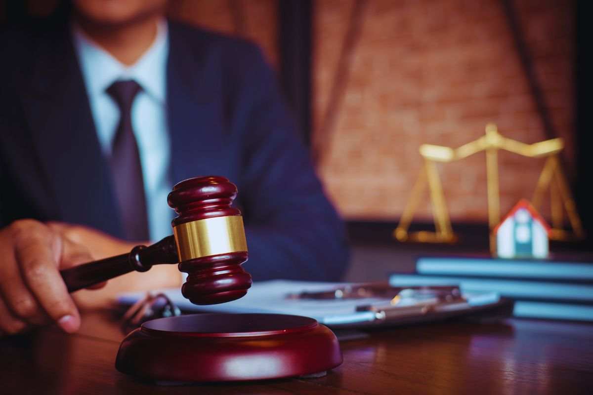 Giudice che emette sentenza