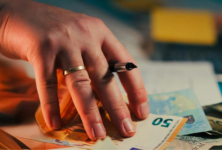 mano con banconote di euro