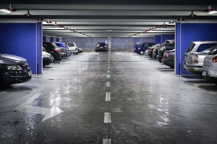 auto parcheggiate in garage