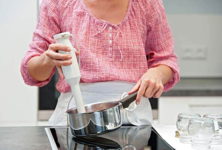 persona usa il mixer a immerdione