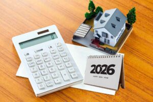 una casa piccola, una calcolatrice e un calendario 2026