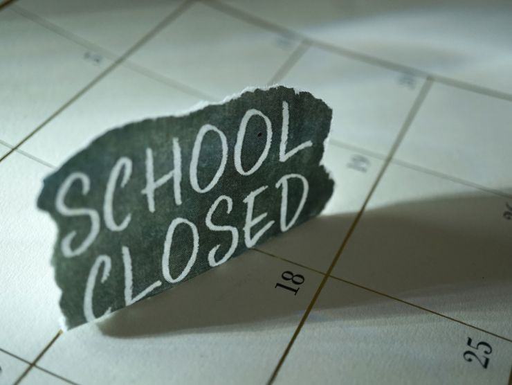 scritta che indica scuola chiusa