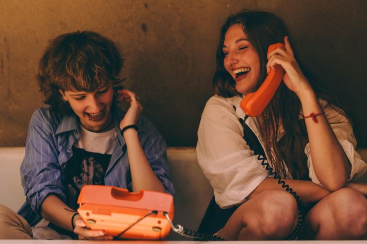 Due amiche che scherzano e giocano